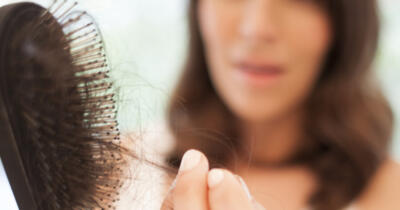 Kadınlarda Saç Dökülmesi Neden Olur ve Çözüm Yolları Nelerdir?