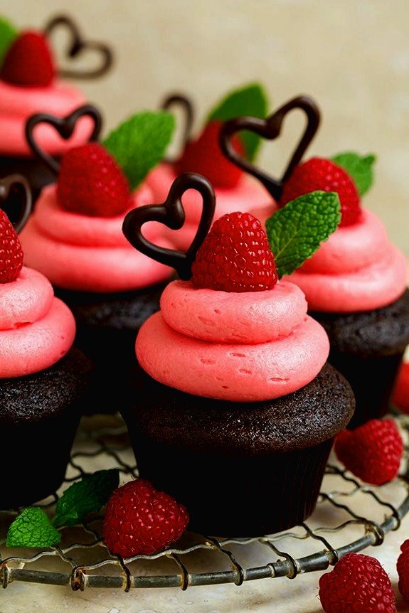 Çilek Kremalı Çikolatalı Cupcake Tarifi